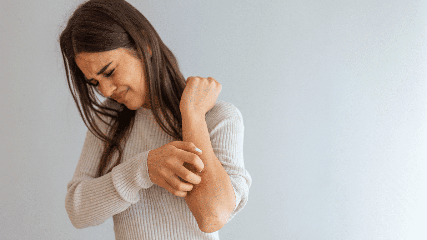 czerwone plamy na twarzy